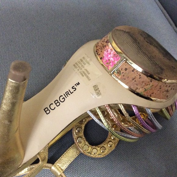 BCBGirls Women's Debby Platform T-Strap sandal, size 6.5 - Picture 9 of 15